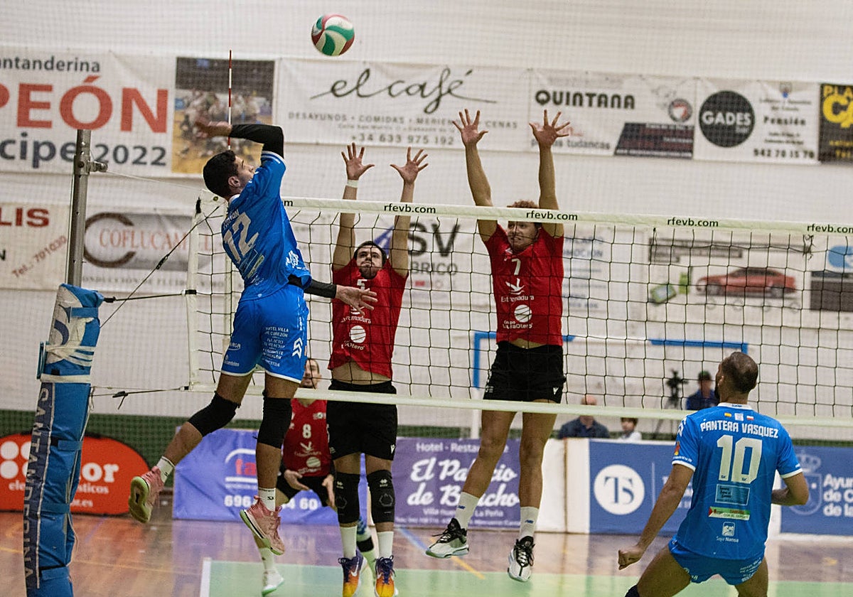 Acción del duelo disputado por el Grupo Laura Otero ante el Textil Santanderina en la primera vuelta.