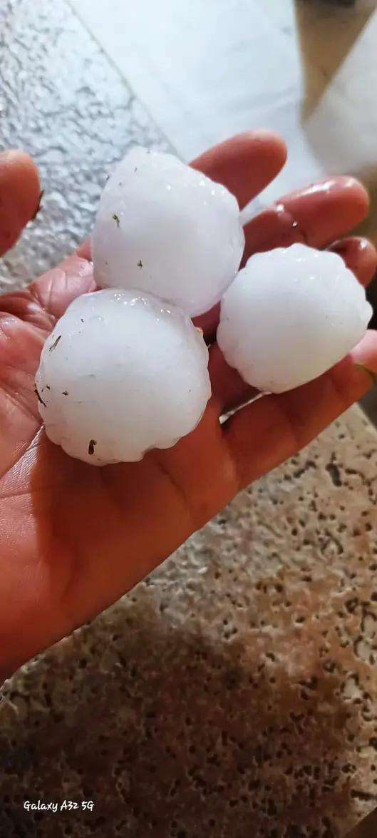 Granizos caídos cerca del túnel de Miravete