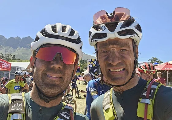 Los extremeños Víctor Urbano y Jesús Paz, alias 'Tai', al finalizar la tercera etapa.