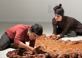 La artista cacereña Isabel León en la inauguración de su exposición en la sala El Brocense