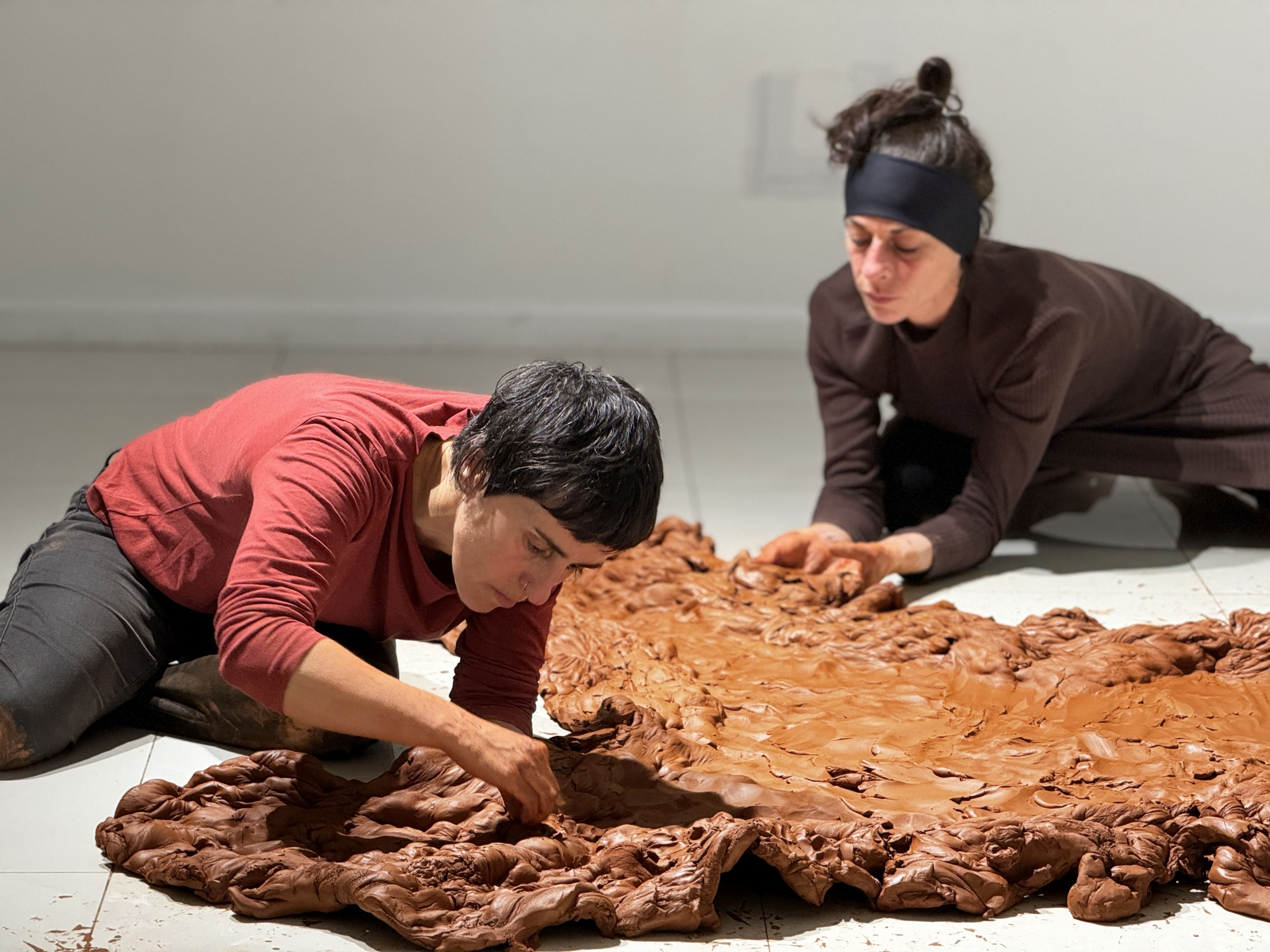 Isabel León en la inauguración de su nueva exposición en la sala 'El Brocense'.
