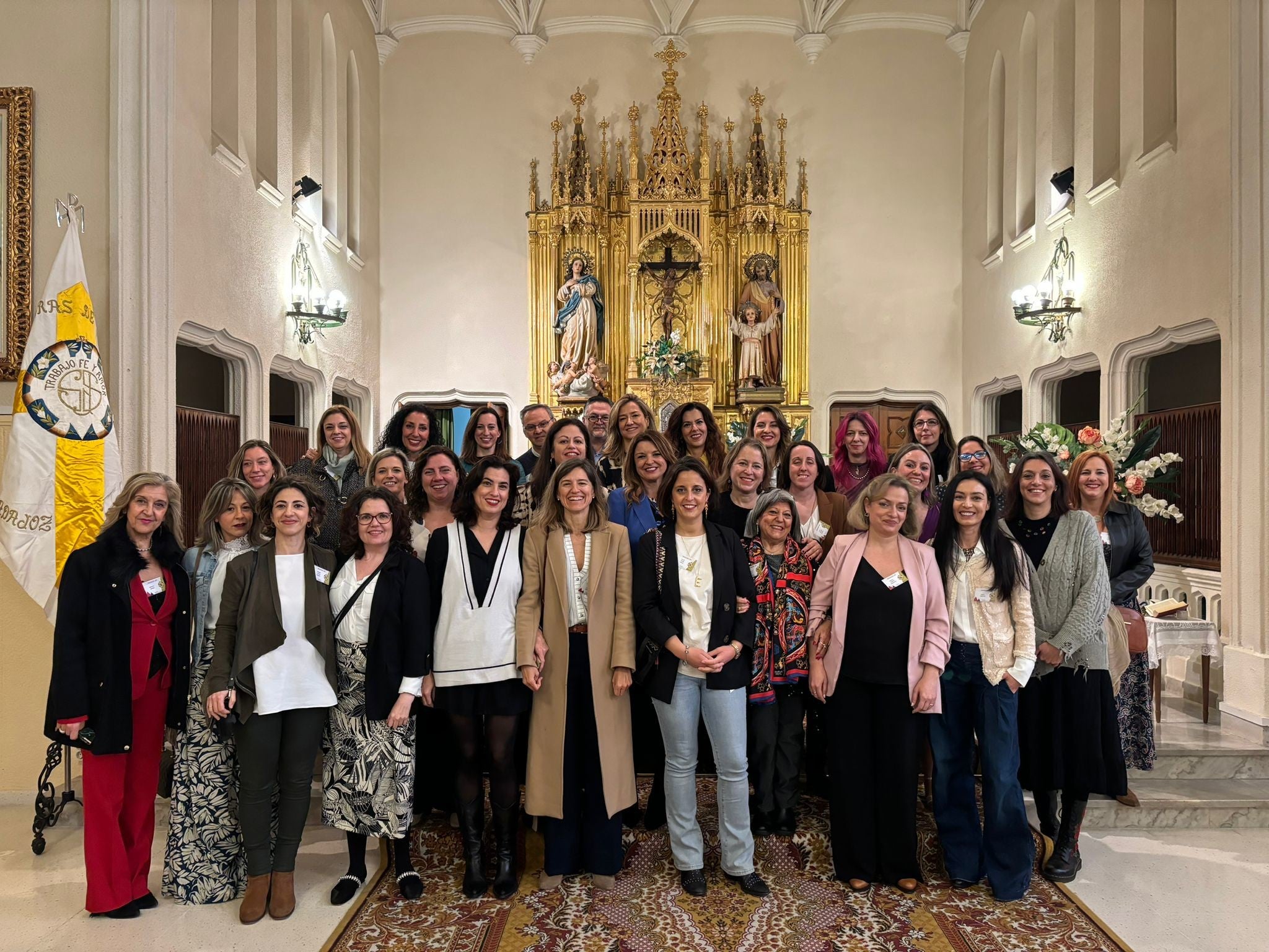 Imagen principal - La fe se sirve a mesa puesta en Badajoz