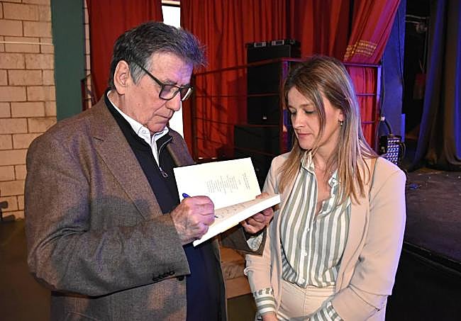 Landero firmando un ejemplar de su nueva novela al término del acto