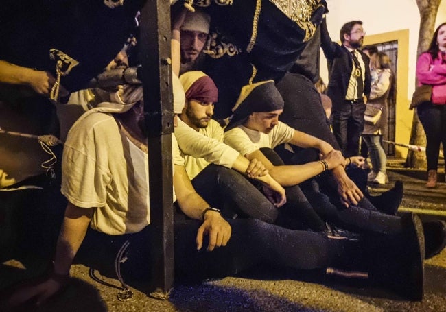 Costaleros de la Cofradía del Calvario de Mérida descansando.