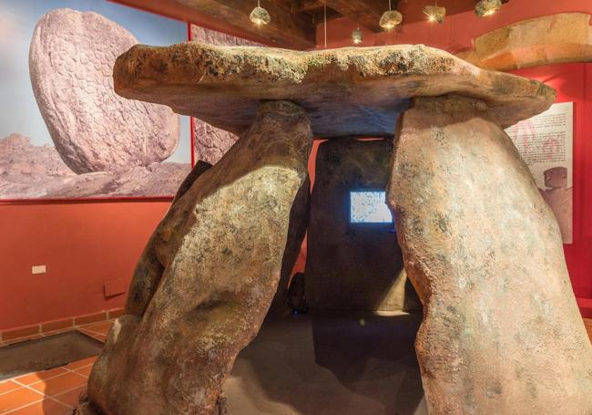 Dolmen a tamaño real en el C.I. Marqués de la Conquista de Valencia de Alcántara.