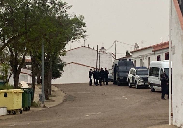 Agentes de la Guardia Civil esta mañana en la localidad.