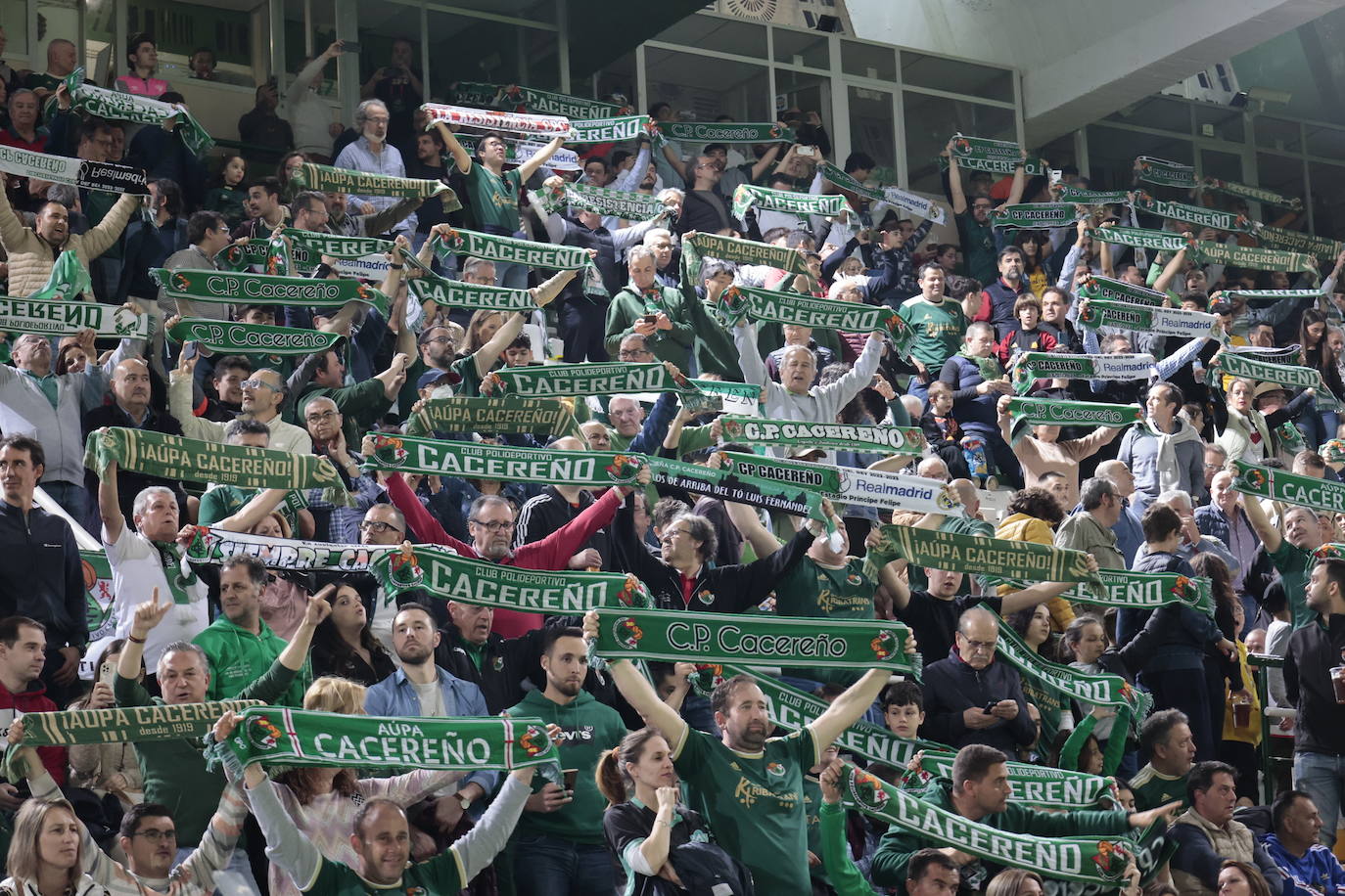 Imágenes del derbi Cacereño-Badajoz