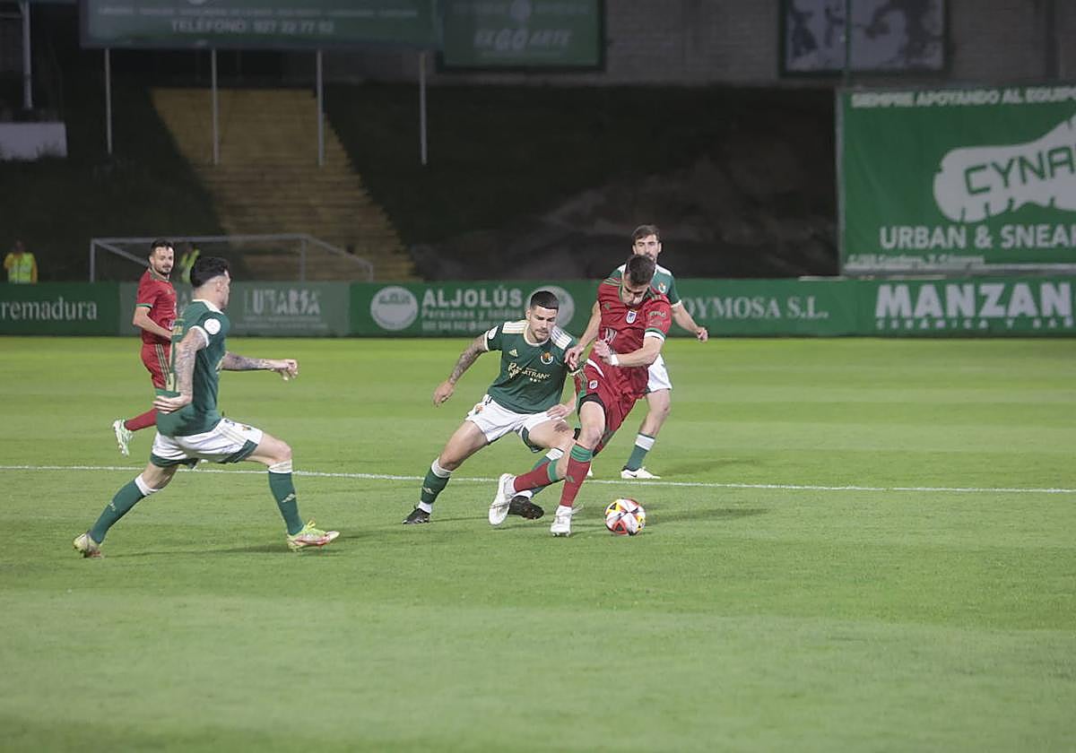 Imagen del partido entre el Cacereño y el CD Badajoz.