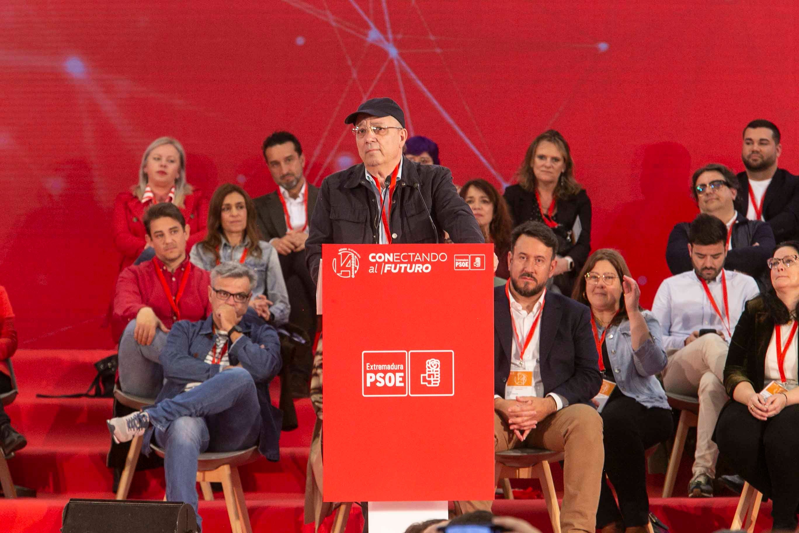 Vara se despide de la secretaría general del PSOE extremeño y cede el relevo a Gallardo