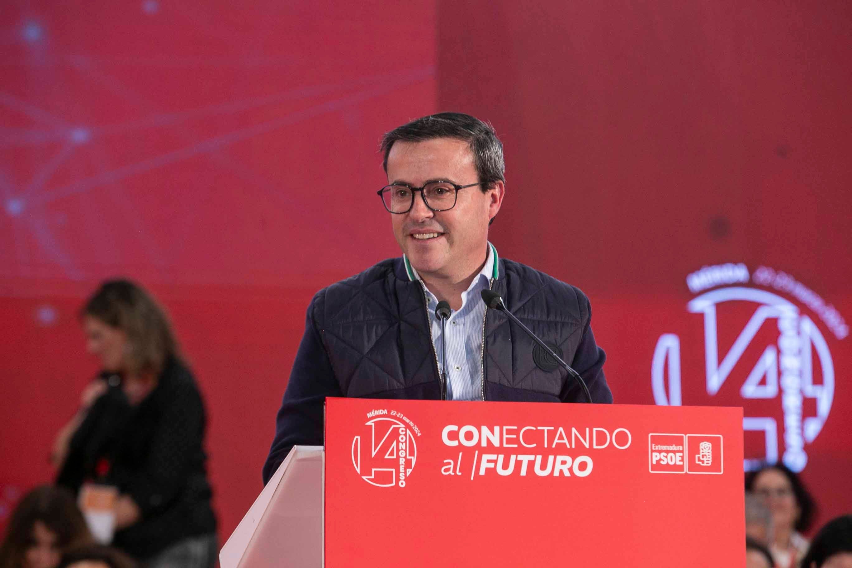 Vara se despide de la secretaría general del PSOE extremeño y cede el relevo a Gallardo