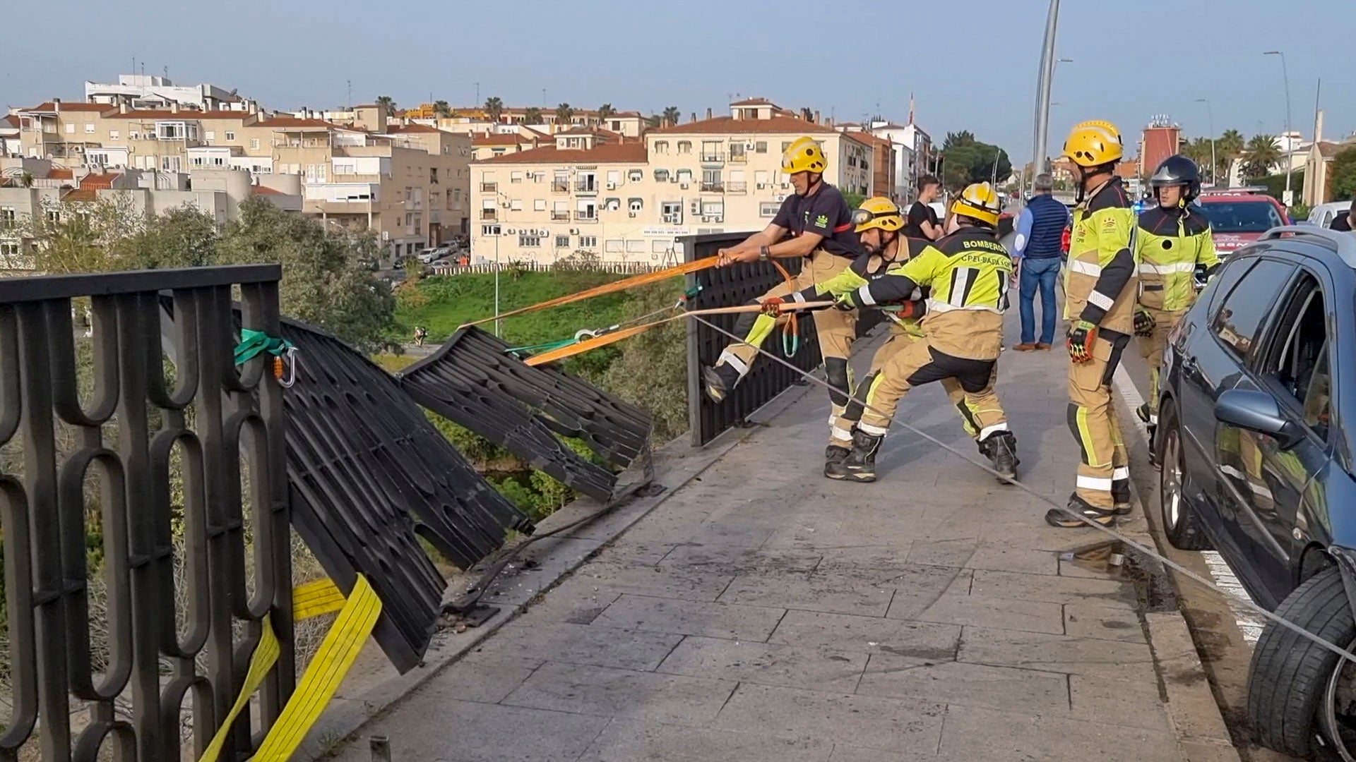 La estructura de hierro del Puente Fernández Casado evita que un vehículo caiga