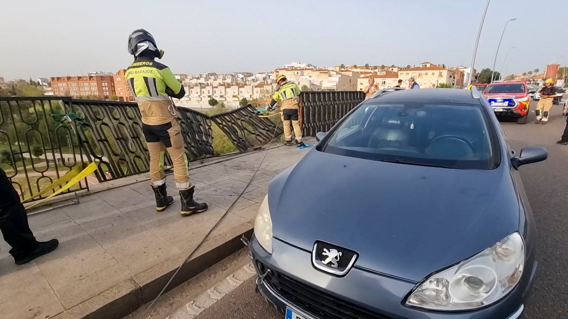 La estructura de hierro del Puente Fernández Casado evita que un vehículo caiga