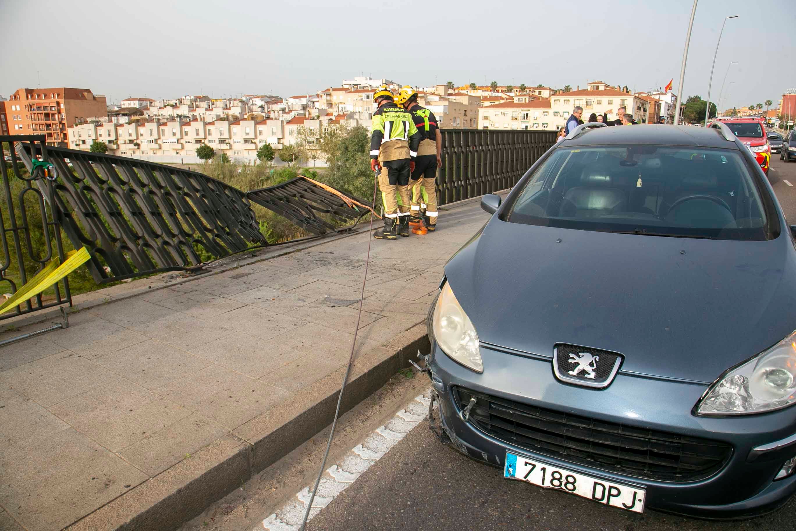 La estructura de hierro del Puente Fernández Casado evita que un vehículo caiga