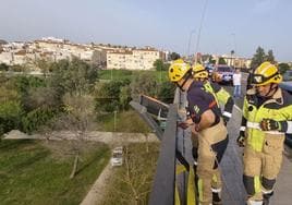 La estructura de hierro del Puente Fernández Casado evita que un vehículo caiga