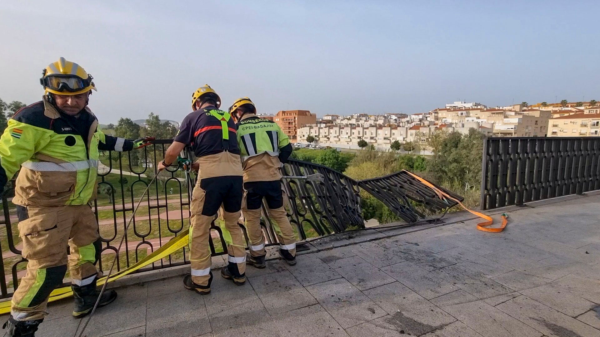 La estructura de hierro del Puente Fernández Casado evita que un vehículo caiga