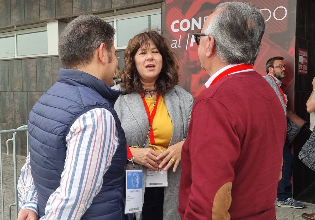 Eva Pérez departe con dos militantes socialistas, esta mañana, en Mérida.