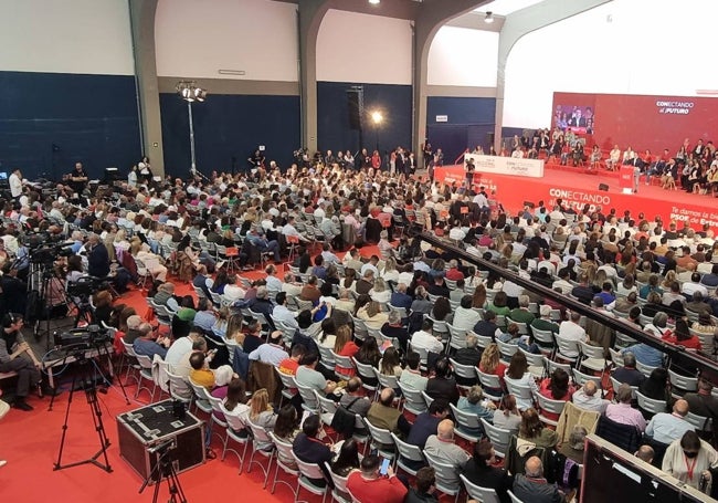 Panorámica de la nave central de Ifeme con los delegados socialistas.