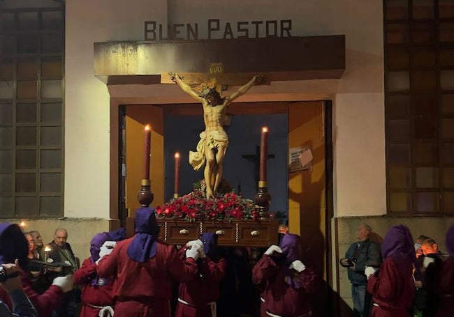 Procesión de la cofradía del Humilladero, con el Cristo de la Preciosa Sangre saliendo del templo del Espíritu Santo este sábado por la noche.