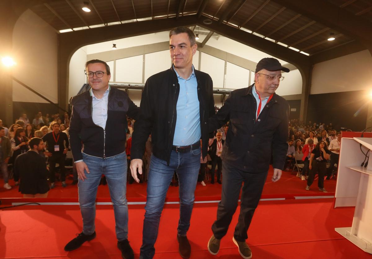 De izquierda a derecha, Miguel Ánge Gallardo, Pedro Sánchez y Guillermo Fernández Vara esta mañana, en Ifeme, en Mérida.