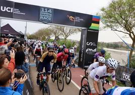 Luis León Sánchez gana la Gravel Race de Badajoz