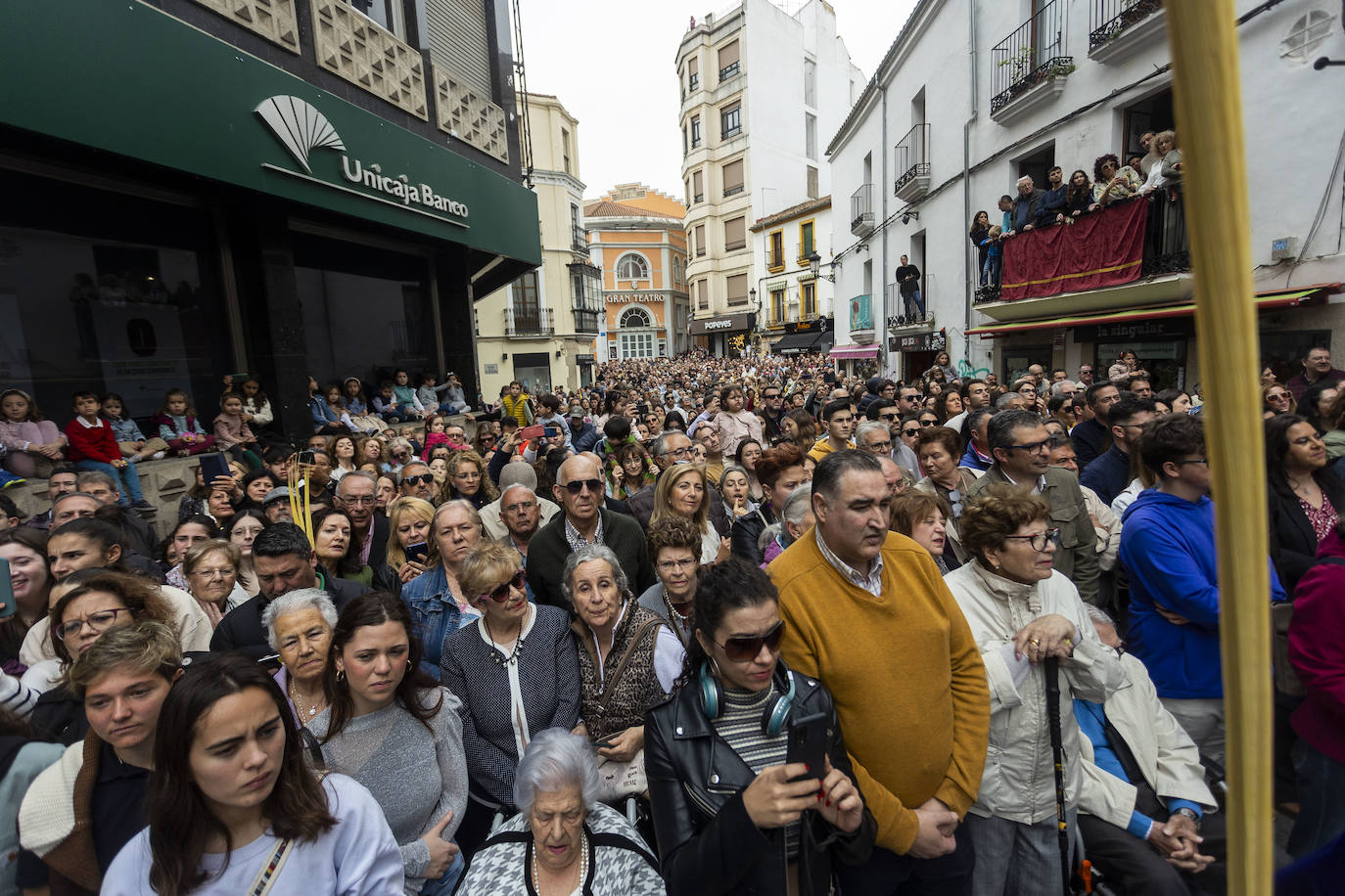 Domingo de Ramos | Miles de cacereños acompañan a la Burrina en Cáceres (II)