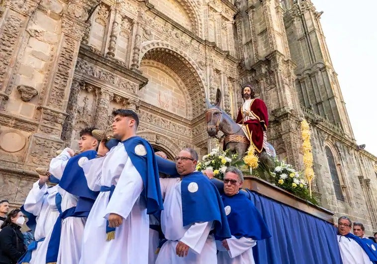 Niños, palmas y ramos acompañan a 'La borriquita' en el inicio de la Semana Santa