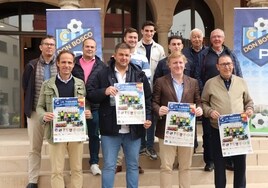 El alcalde de Badajoz, Ignacio Gragera, y el presidente del Don Bosco, Javier Pavo, junto a demás autoridades y directivos del club colegial.