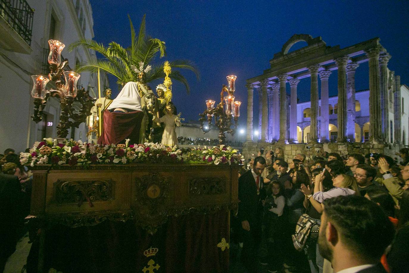 Desde la Concatedral ha salido la cofradía Infantil con su paso Entrada de Jesús en Jerusalén.