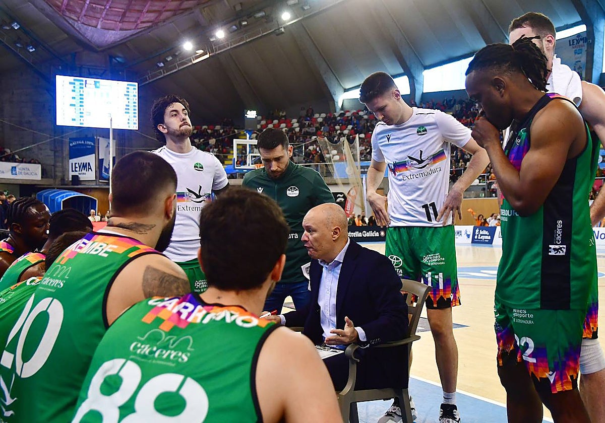 Arturo Álvarez dando instrucciones en un tiempo muerto del partido ante el Leyma Coruña.