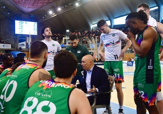 Arturo Álvarez dando instrucciones en un tiempo muerto del partido ante el Leyma Coruña.