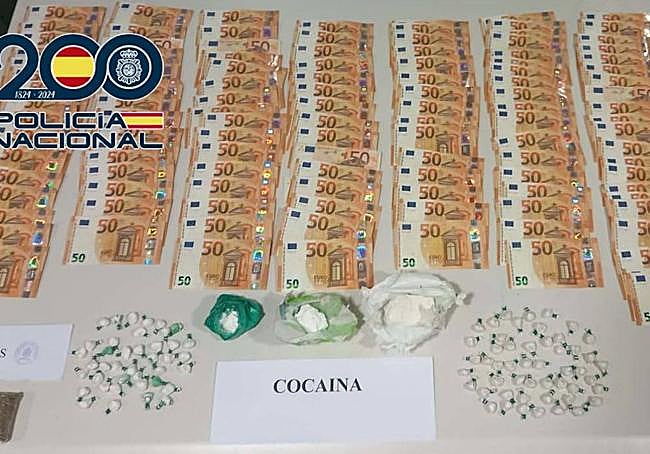 Dinero y drogas intervenidas por la Policía Nacional en la operación.