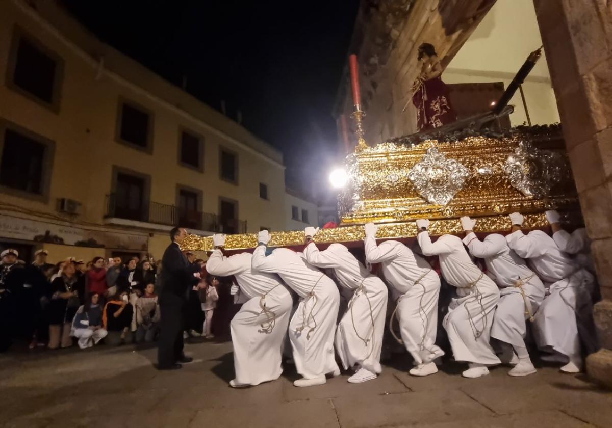 Los penitentes de las Injurias sacan al paso casi agachados de Santa María.