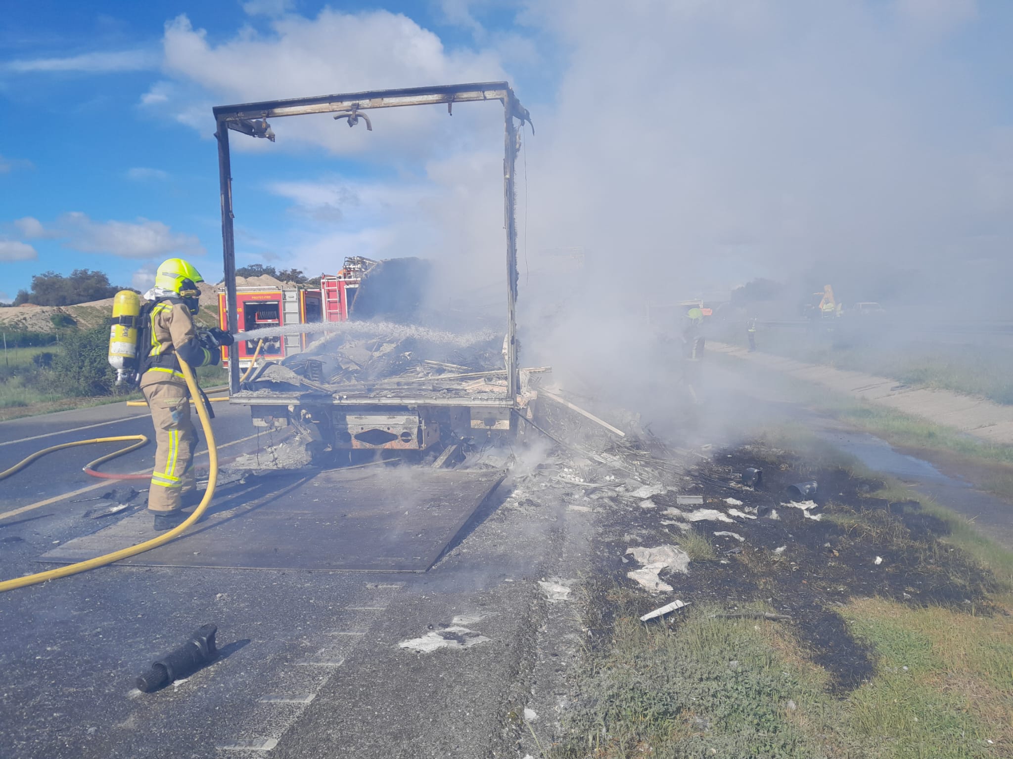 Así ha quedado el camión incendiado que ha obligado a cortar la EX-A1