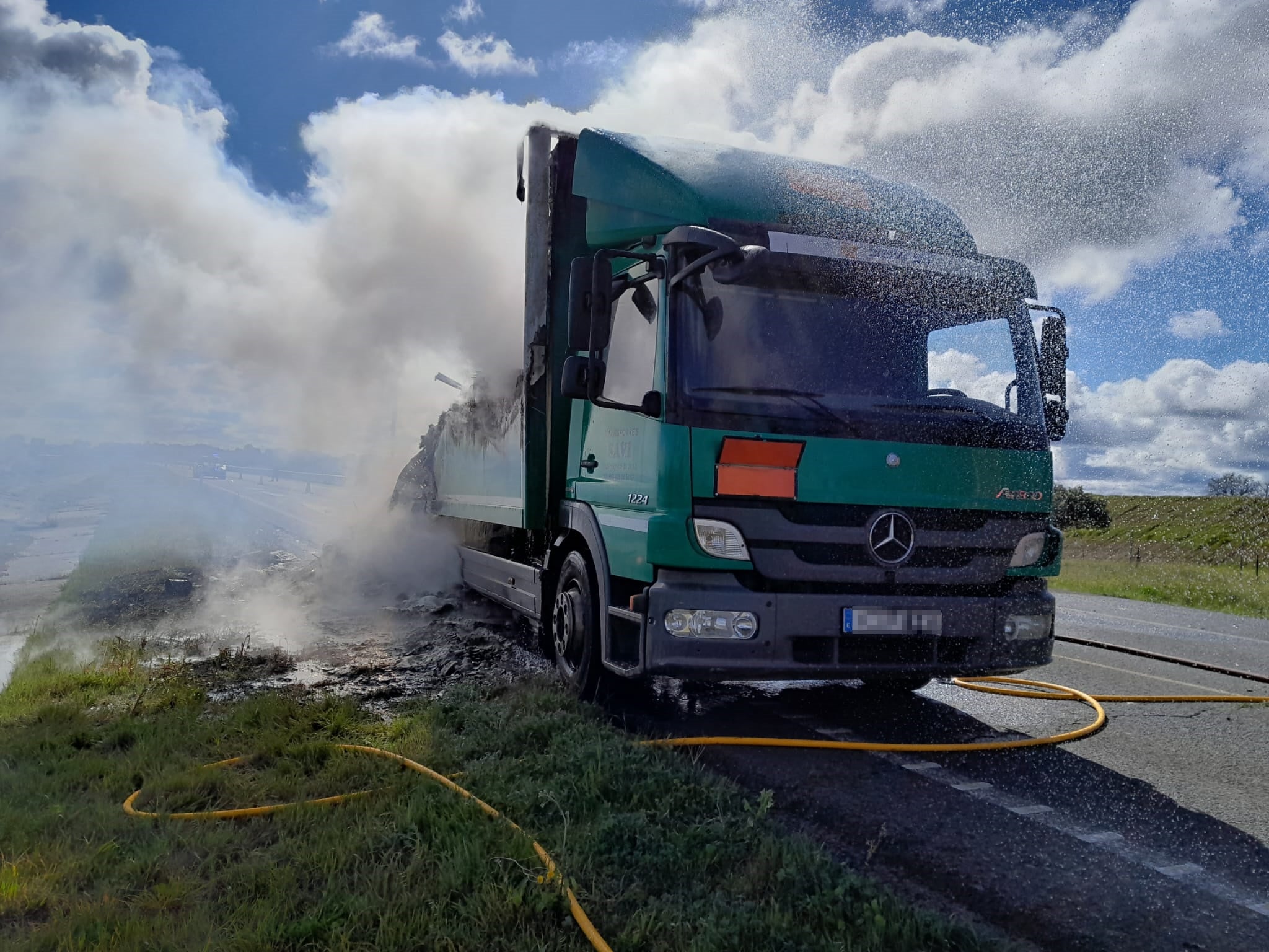 Así ha quedado el camión incendiado que ha obligado a cortar la EX-A1