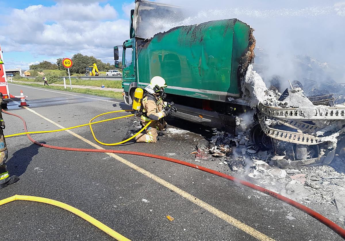 Así ha quedado el camión incendiado que ha obligado a cortar la EX-A1