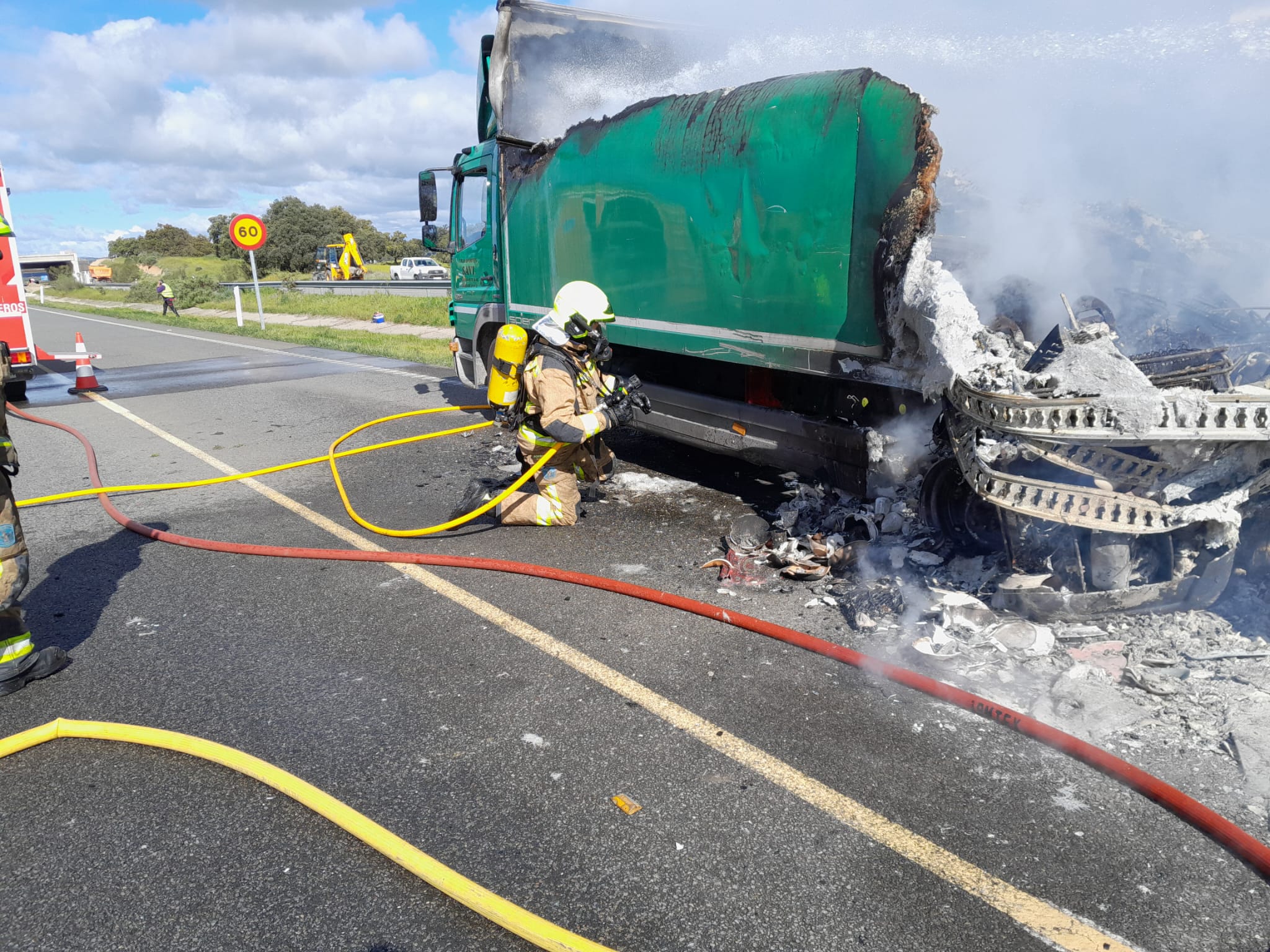 Así ha quedado el camión incendiado que ha obligado a cortar la EX-A1