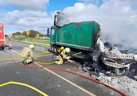 Así ha quedado el camión incendiado que ha obligado a cortar la EX-A1