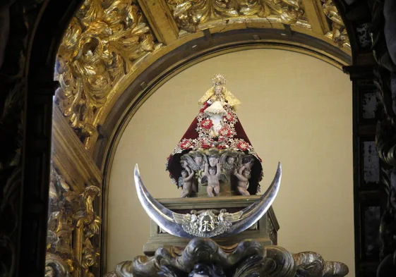 Imagen colocada en la hornacina central del retablo del Santuario en sustitución de la talla de la patrona.