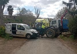 Un agente de la Guardia Civil observa el tractor implicado en el accidente.
