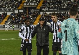 Angelito entre Adilson y Carlos Calderón en su último partido como utillero con el Badajoz la temporada pasada.