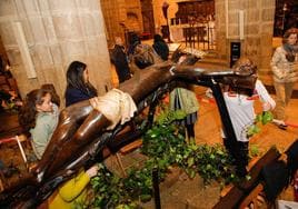 Así se prepara al Cristo Negro para la procesión de esta noche.