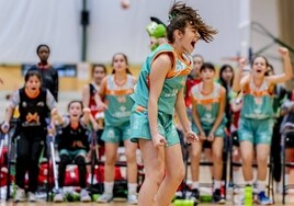 Las jugadoras extremeñas celebran uno de los puntos ante País Vasco.