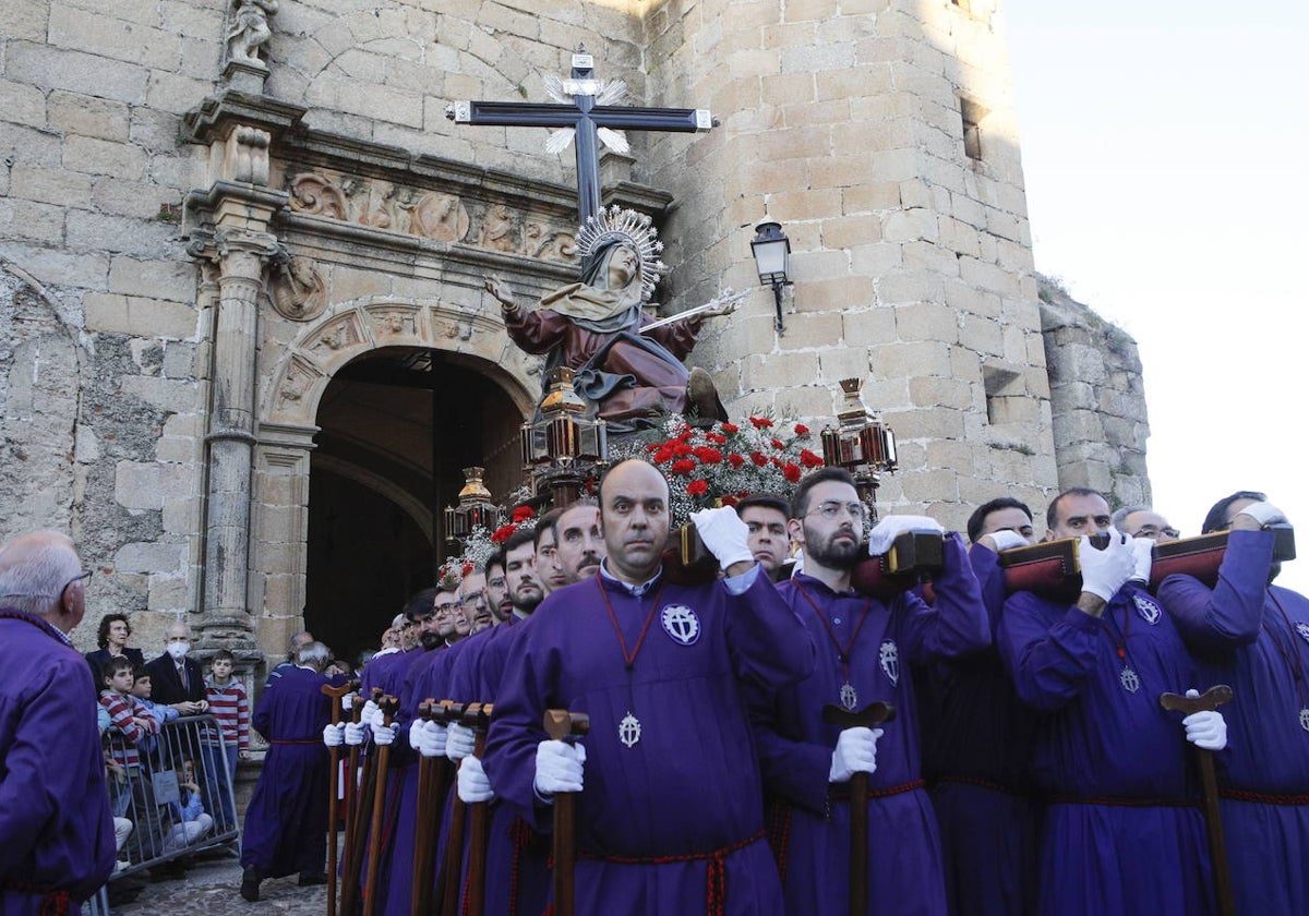 Salida de la procesión de la Vera Cruz desde San Mateo en 2023 con la imagen de la Dolorosa de la Cruz.