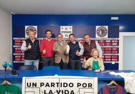 Lola Dorado, presidenta de ELA Extremadura, junto a los organizadores del partido benéfico.