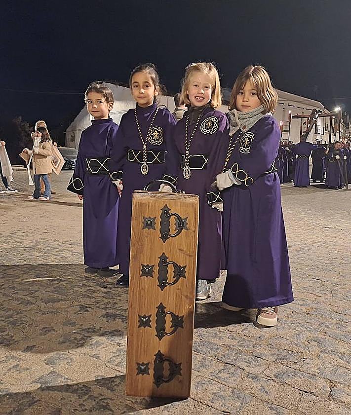 Imagen secundaria 2 - Arriba, momento de la procesión del Domingo de Ramos. Abajo, grupo de portadores y nazarenos de la Hermandad del Cristo de Alconchel, tras la procesión del Lunes Santo.