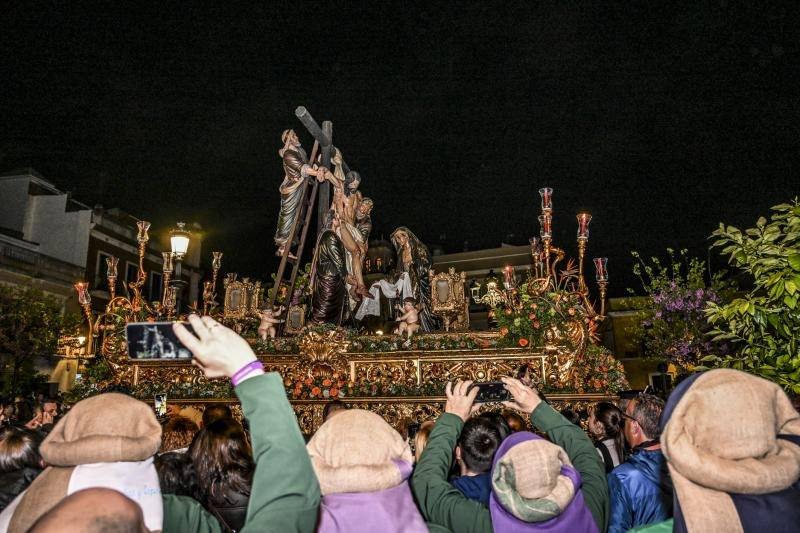 La Esperanza y el Descendimiento aprovecharon un claro para desfilar en Badajoz