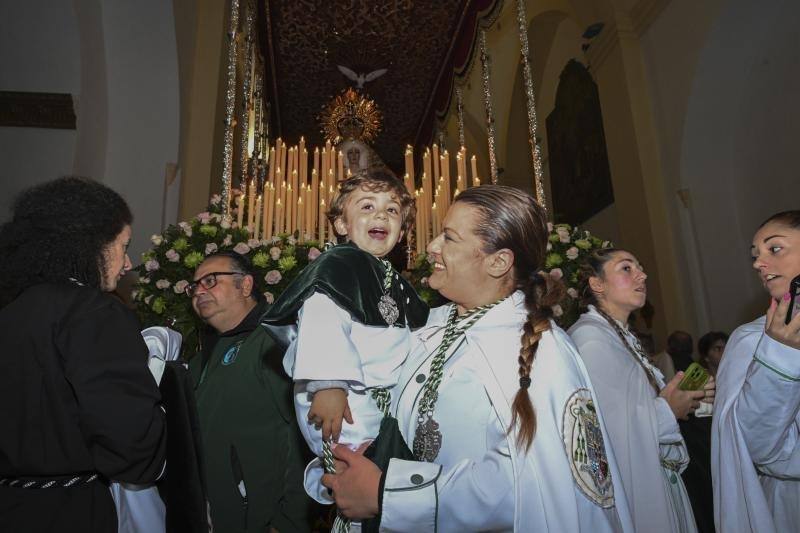 La Esperanza y el Descendimiento aprovecharon un claro para desfilar en Badajoz