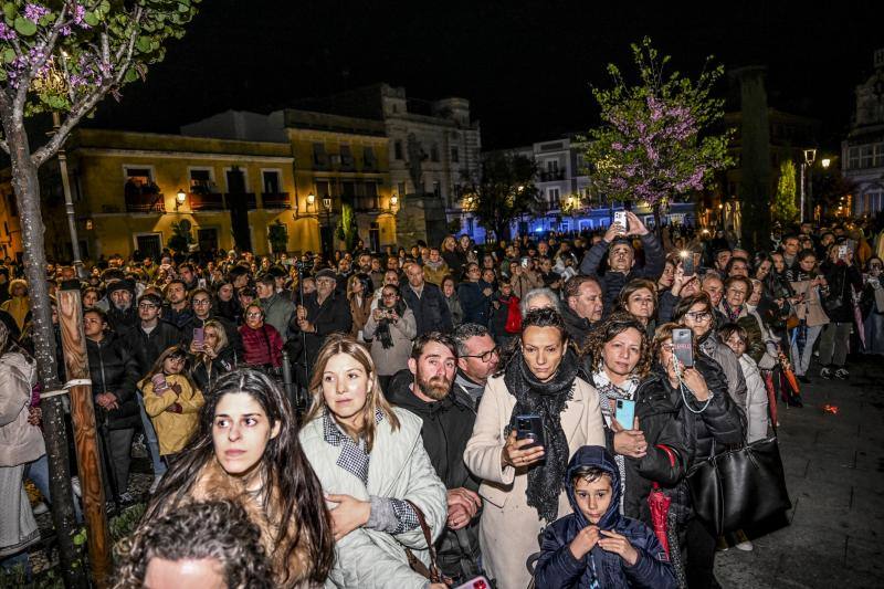 La Esperanza y el Descendimiento aprovecharon un claro para desfilar en Badajoz