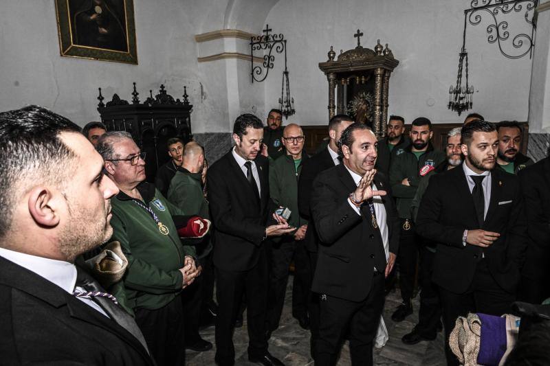 La Esperanza y el Descendimiento aprovecharon un claro para desfilar en Badajoz