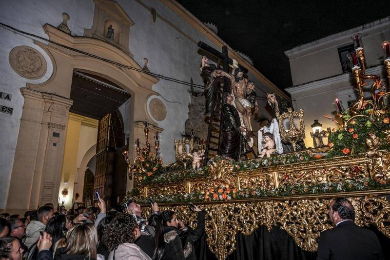 La Esperanza y el Descendimiento aprovecharon un claro para desfilar en Badajoz